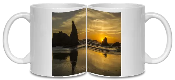 USA, Oregon, Bandon Beach, Wizards Hat, sunset, sun star