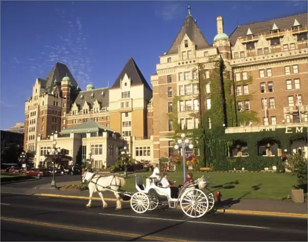 Tourist in horse drawn carriage in front of the famous Empress Hotel in beautiful