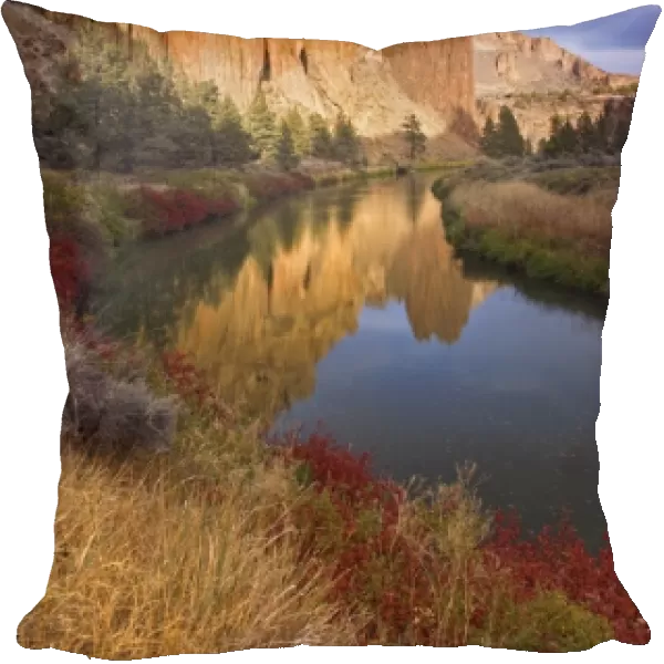 USA, Oregon, Smith Rock State Park. Rock cliffs reflect in Crooked River