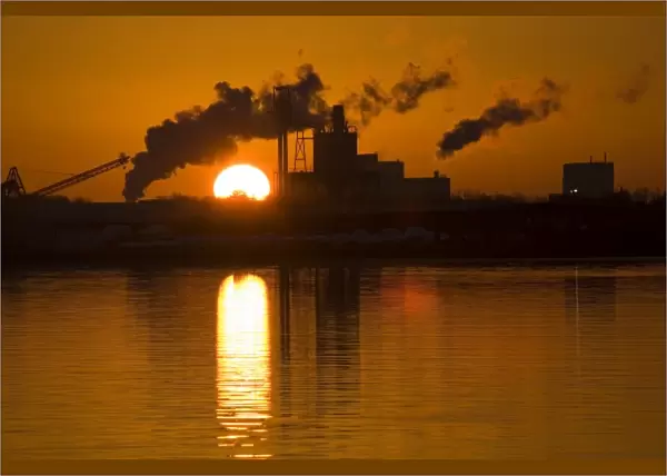 USA; Georgia; Savannah. Industry along the Savannah River at dawn
