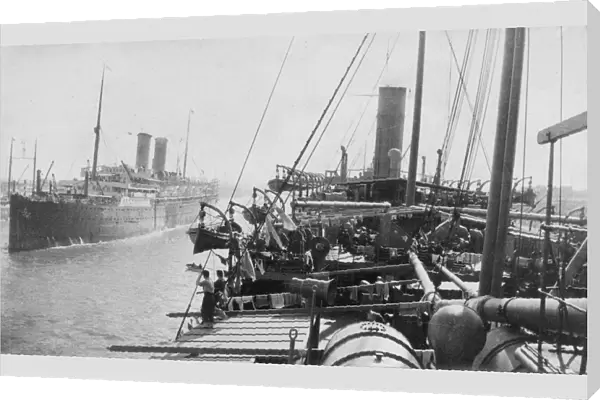 RSR 2  /  6th Battalion, Mail boat leaving Port Said, 1916
