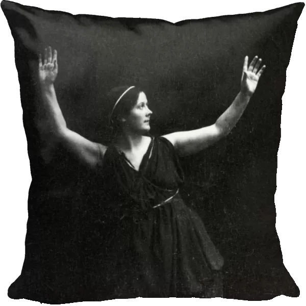 ISADORA DUNCAN (1877-1927). American dancer. Photographed in ancient Greek costume