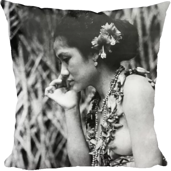 FILM: MOANA, 1926. Young Samoan woman in a scene from Robert Flahertys 1926 documentary Moana about the life and culture of Polynesians