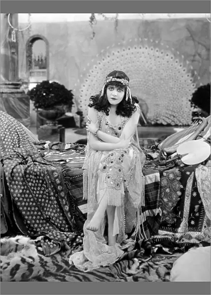 THEDA BARA (1885-1955). NÔÇÜ e Theodosia Goodman. American actress. Bara in the title role of Salome, 1918
