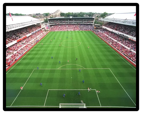 Arsenal's Victory: Arsenal Stadium Glows in the F.A. Barclaycard Premiership Match Against Birmingham City (18 / 8 / 2002)