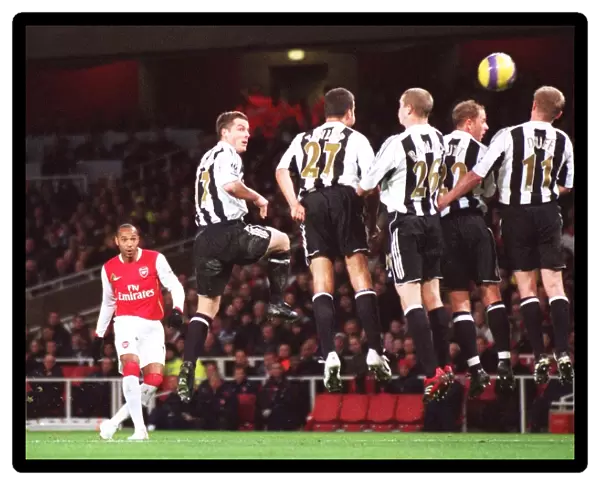 Thierry Henry scores Arsenals goal from a free kick
