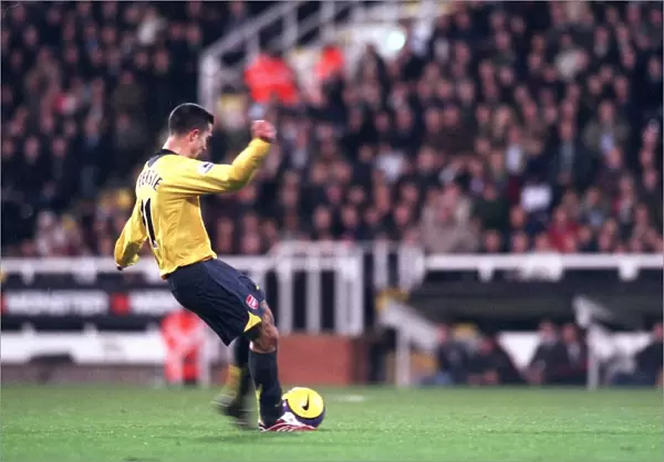 Van Persie's Epic Free Kick: Arsenal's Winning Goal Against Fulham, FA Premiership (29 / 11 / 06)