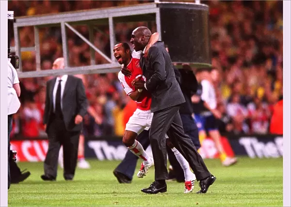 Ashley Cole and Sol Campbell (Arsenal) celebrate at the end of the match