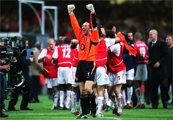 David Seaman (Arsenal) celebrates at the end of the match