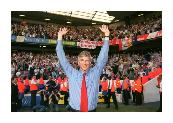 Arsene Wenger (Arsenal) celebrates winning the league