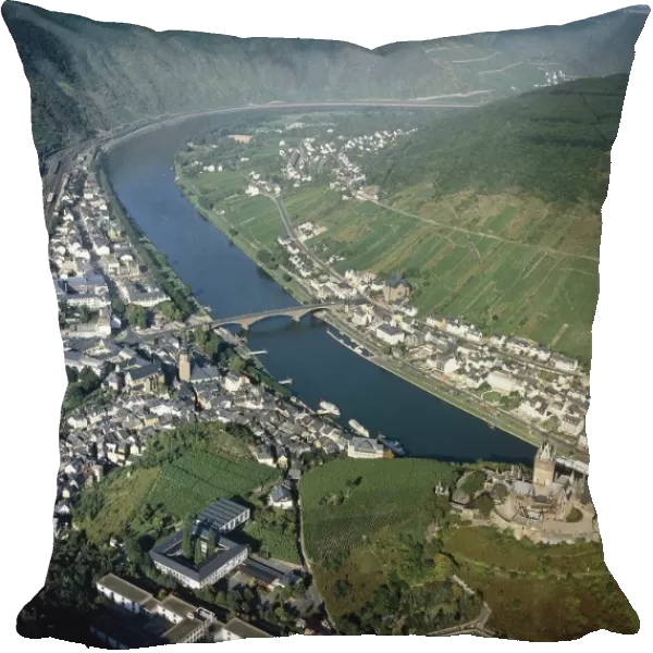 Germany, Rhineland-Palatinate, Aerial view of river Moselle and Cochem Castle