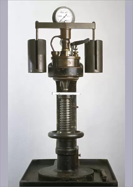 Device to test hardness of metals (Brinell test)