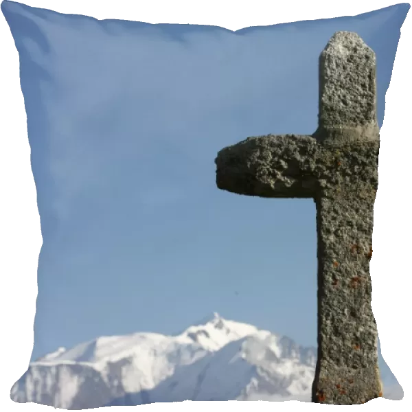 Cross facing Mont Blanc