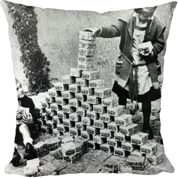 Hyperinflation of German currency, 1923