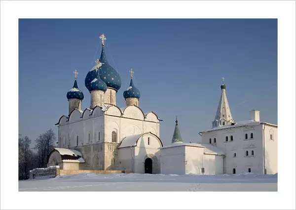 Russia, Golden Ring, Suzdal, Kremlin walls and Cathedral of Nativity of Virgin