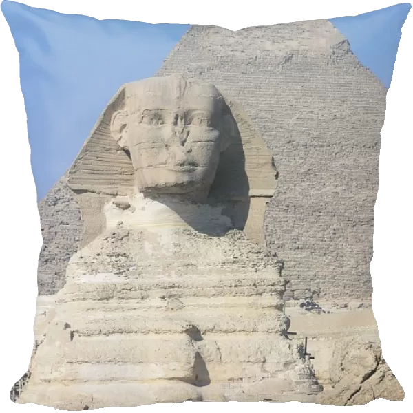 Egypt, Giza, Great Sphinx and pyramid of Khufu