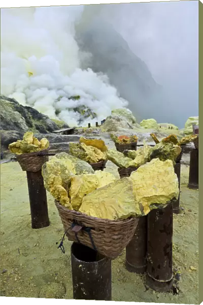 Sulfur baskets and smoking sulfur pipes, Kawa ijen