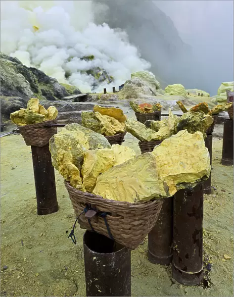 Sulfur baskets and smoking sulfur pipes, Kawa ijen