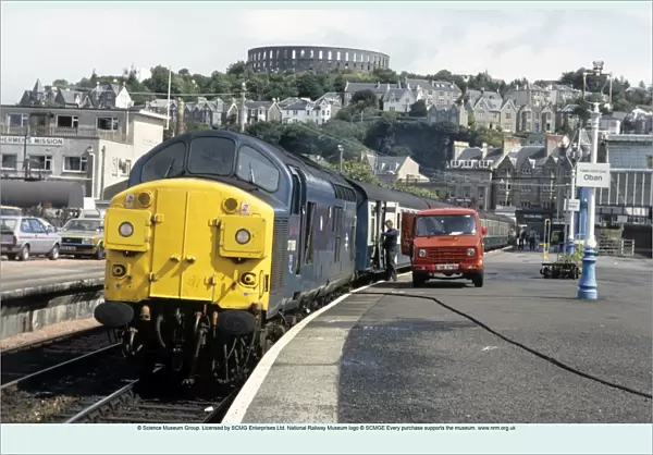 37088 at Oban, Service to Glasgow (Queen Street) collects mail before departure