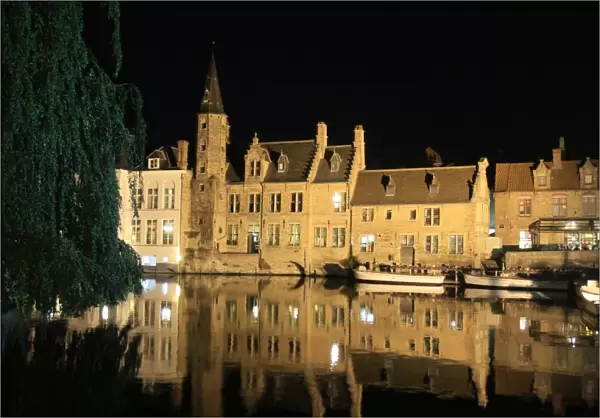 Bruges. Canal and houses at night