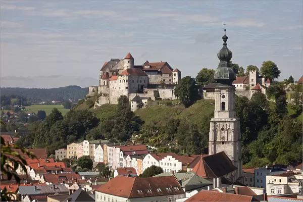 Townscape with Burghausen Castle and the parish church of St. Jacob, Burghausen, Upper Bavaria, Bavaria, Germany