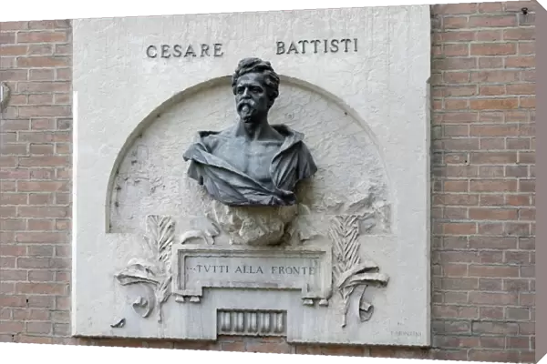 Monument to Cesare Battisti, politician, Piazza Indepenzia, Verona, Veneto, Italy