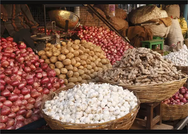 Onions, potatoes, ginger and garlic, Devaraja Market, Mysore, Karnataka, South India, India, South Asia, Asia