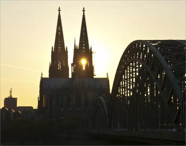 Evening mood, Cologne Cathedral and Hohenzollernbrucke bridge, Cologne, North Rhine-Westphalia, Germany, Europe, PublicGround