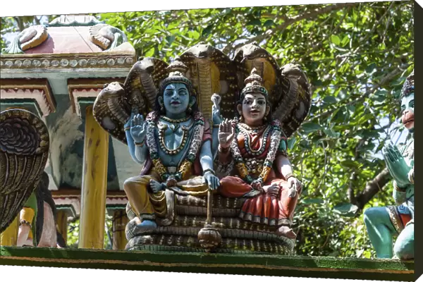 Shiva and Parvati, ornate statues, temple for the god Madurai Veeran, Mandavi, Tamil Nadu, India