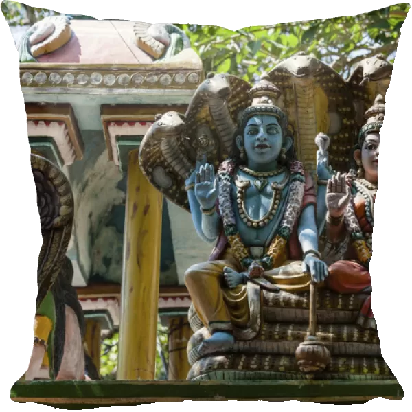 Shiva and Parvati, ornate statues, temple for the god Madurai Veeran, Mandavi, Tamil Nadu, India