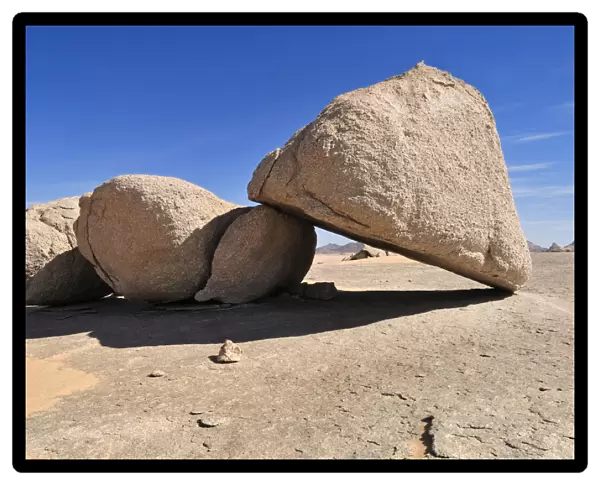 Huge granite boulders at Tehenadou, Adrar nAhnet, Algeria, Sahara, North Africa