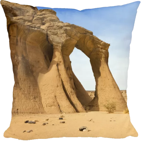 Tin Aregha Sandstone Arch in the Akakus Mountains, Libyan Desert, Libya, Sahara, North Africa, Africa