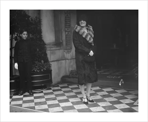 Miss Pola Negri meets near Bernard Shaw. Miss Pola Negri the film star, who is