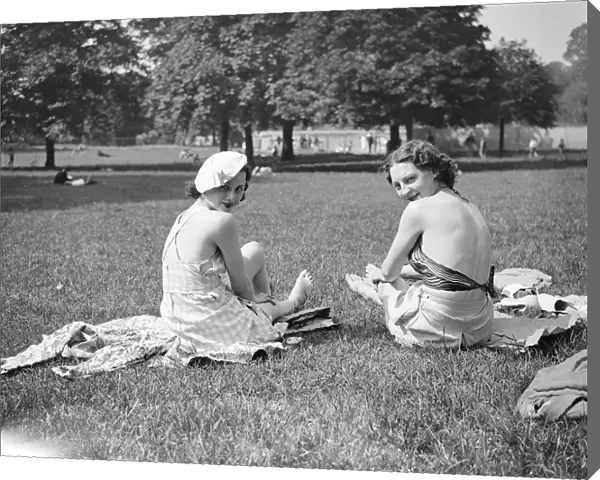 Bare backs in the park. Hyde Park, accustomed to an infinite variety of fashions