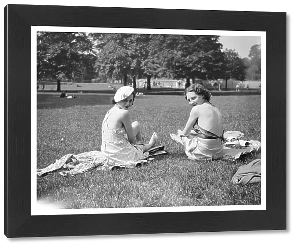Bare backs in the park. Hyde Park, accustomed to an infinite variety of fashions