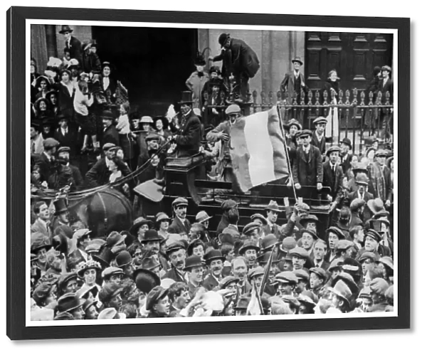 1916 prisoners return to Dublin 1917 Topfoto stills library picture library stock