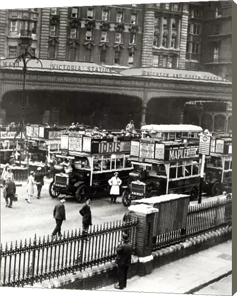 Victoria Station, 1920s (b  /  w photo)