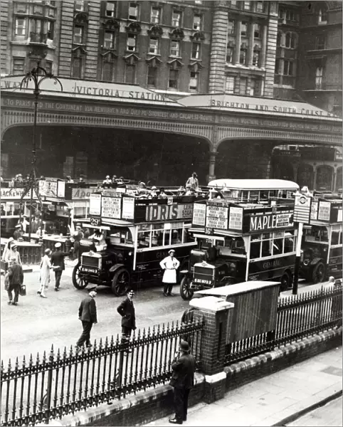Victoria Station, 1920s (b  /  w photo)