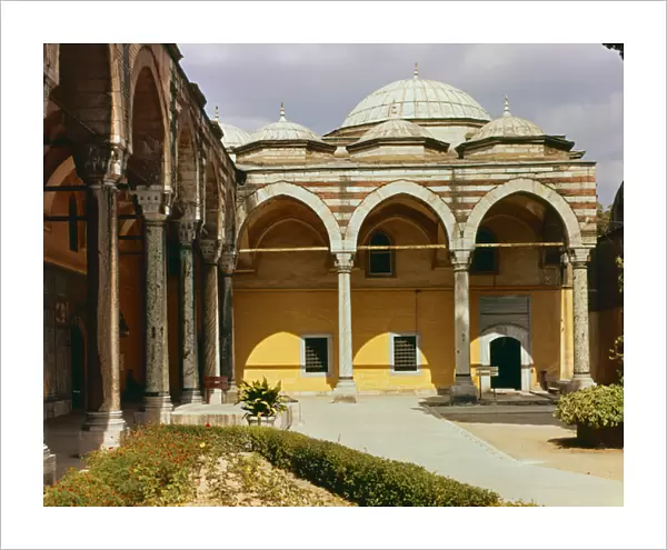 Interior courtyard of the Topkapi Palace (photo)