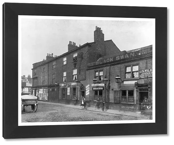 Black Swan Pub on North Street, Leeds, 1898 (b  /  w photo)
