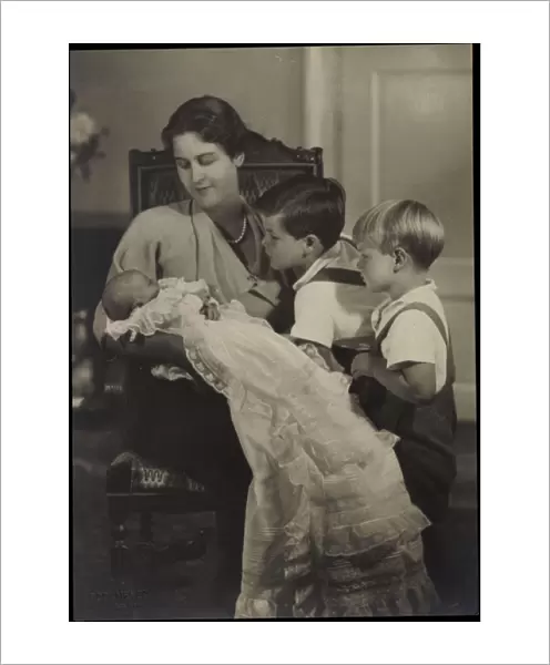 Photo Ak Hereditary Princess Hesse with Children, Nobility Greece (b  /  w photo)