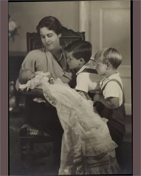 Photo Ak Hereditary Princess Hesse with Children, Nobility Greece (b  /  w photo)