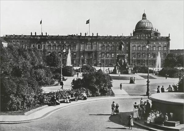 Berlin, Lustgarten mit Schloss und Denkmal Friedrich Wilhelms III (b  /  w photo)