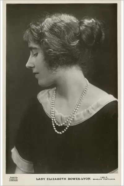 Lady Elizabeth Bowes-Lyon (b  /  w photo)
