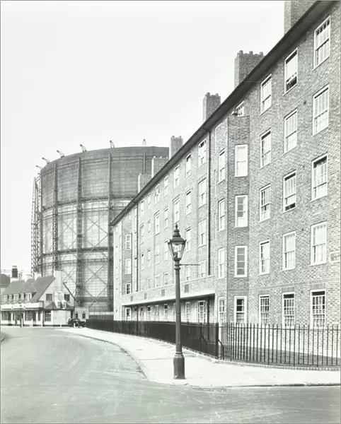 Kennington Park Estate: Lohmann House, London, 1936 (b  /  w photo)