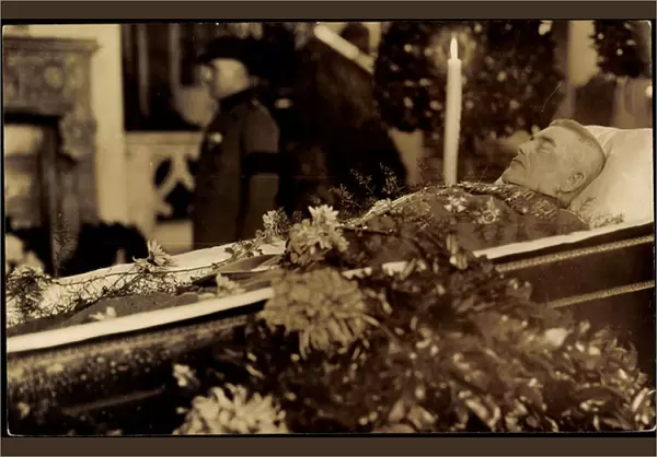 Ak Wilhelm von Hohenzollern eramed with flowers (b  /  w photo)