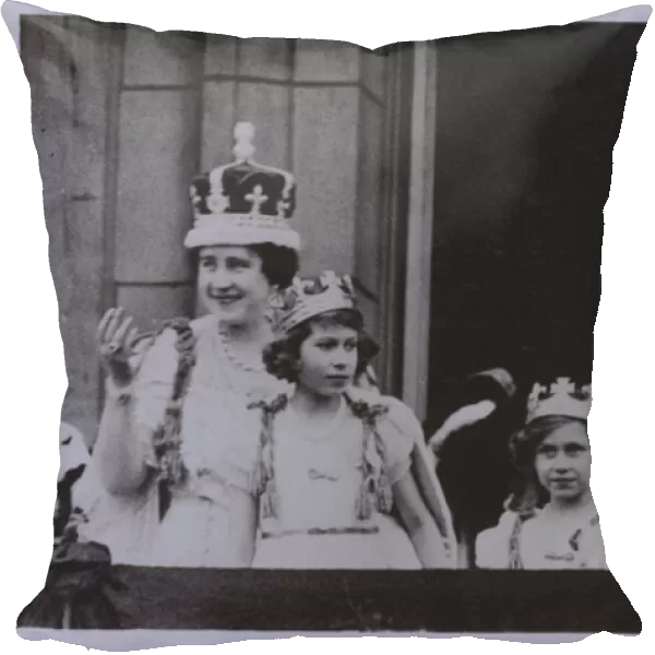 Royal family, after the coronation of King George VI (b  /  w photo)