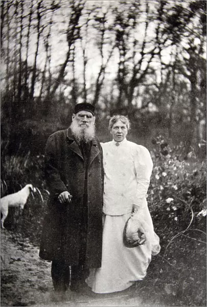 Leon Tolstoi (1828-1910) avec son epouse Sophie (1844-1919), lors du premier anniversaire de la mort de leur fils. Photographie a l albumine, 1895. State Museum The Tolstoys Estate IasnaIa PolIana (Russie)