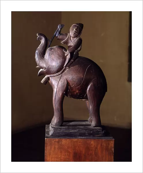 The elephant at the time of Lien Hiep. 17th century wooden sculpture. 40 cm