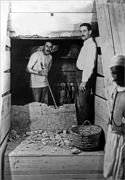 Discovery of the tomb of pharaoh Tutankhamun in the Valley of the Kings (Egypt) : here on february 16, 1923 : Howard Carter and his assistant Arthur Mace